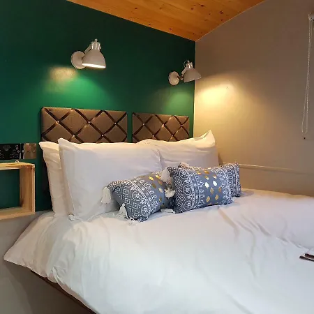 Train Carriage Couple And 2 Children Campingplatz *