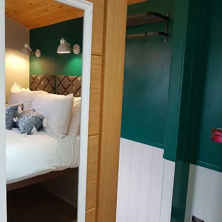 Train Carriage Couple And 2 Children * Anascaul