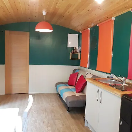 Train Carriage Couple And 2 Children * Anascaul