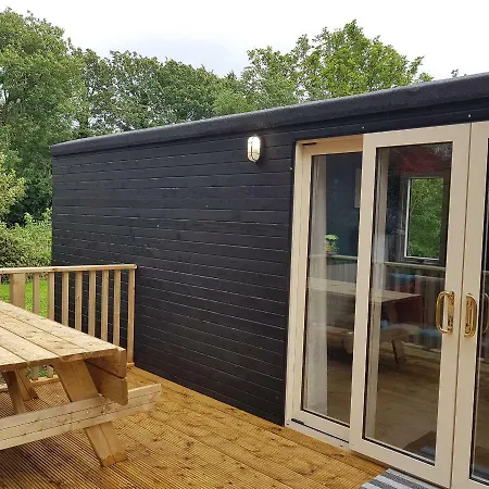 Campingplatz Train Carriage Couple And 2 Children