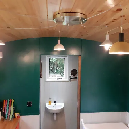 Train Carriage Couple And 2 Children Campingplatz *