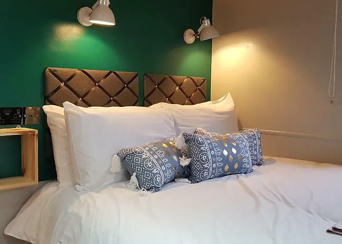 Train Carriage Couple And 2 Children Kemping *