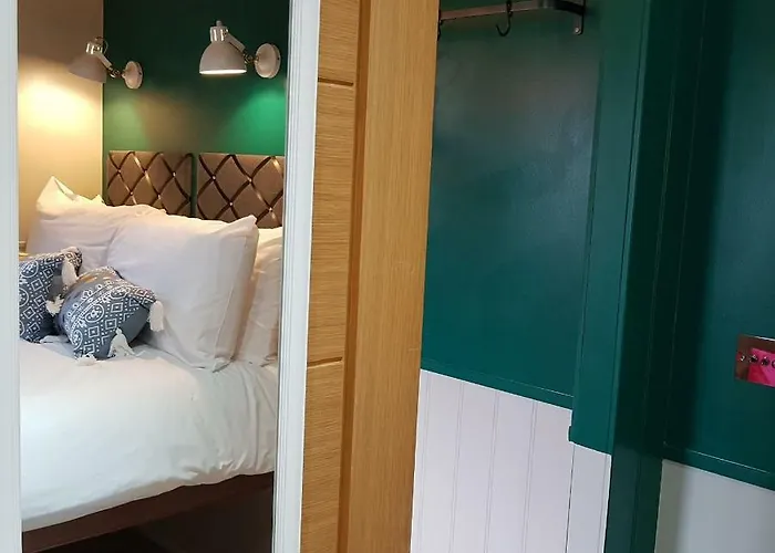 Train Carriage Couple And 2 Children * Anascaul