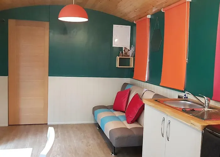 Train Carriage Couple And 2 Children * Anascaul