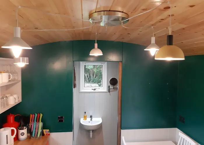 Train Carriage Couple And 2 Children Kemping *